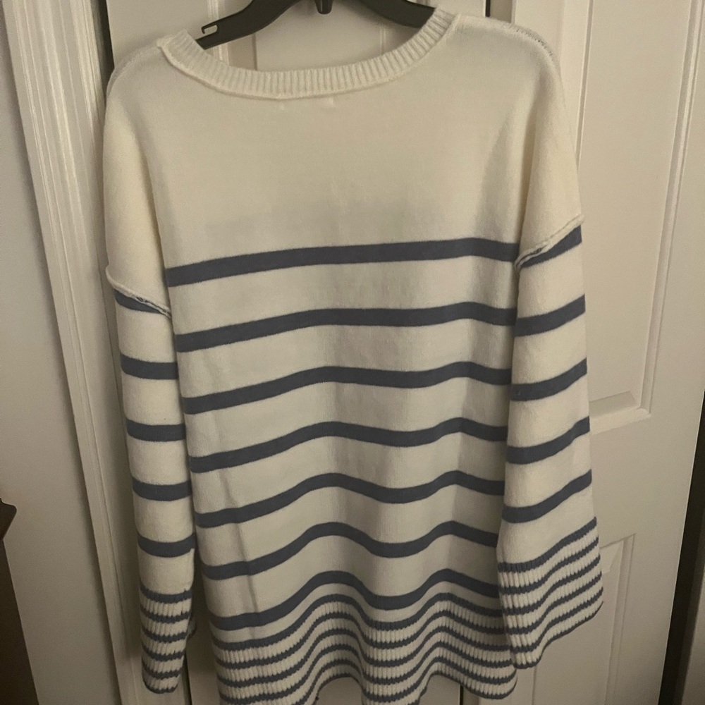 Striped White and Blue Sweater Size Large (low/high) hem NWOT Made by Maurice’s - Picture 3 of 6